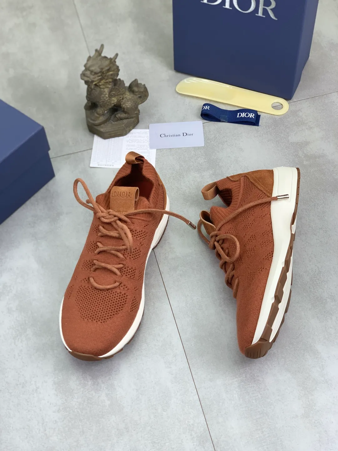 Men's men's shoes P400 new Dior Tech sneakers 2026 early spring series new products, with fashionable details, highlighting retro aesthetics. The fly-knit upper is spliced ​​with the sides of apricot transparent mesh fabric, and the leading edge of the upper window is laminated with high-frequency flat ironing and counter-pressure. The original craftsmanship is beautiful, comfortable and does not fall off. The interior is made of tonal sheep lining, which is soft and comfortable. The heel and tongue are embellished with the Paris logo. The textured TPU soles with the same tonal logo add to the high-end style.  Code number: 38-45 (46 customized)